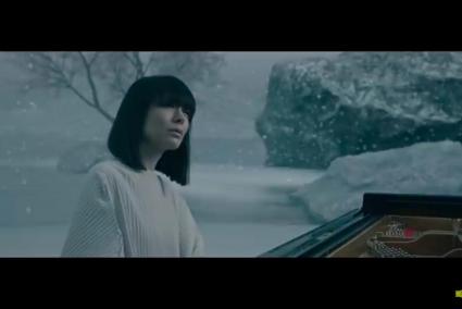 Imatge del videoclip d'Alice Sara Ott, on interpreta un 'Noctur' de John Field.
