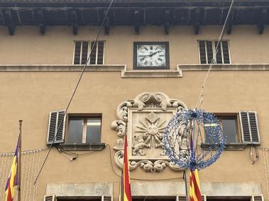 Imatge d’aquesta setmana de la façana de l’Ajuntament, la qual tornarà a marcar l’hora el 2025.