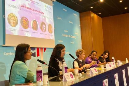 Imatge d'una de les taules de debat del ‘II Congrés Internacional sobre l'explotació de dones i nines’.