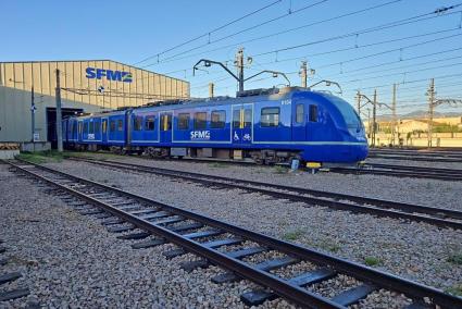 Imatge dels trens de SFM que recuperen el color blau de l'època franquista.