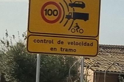 Imatge dels cartells de trànsit retolats en castellà.