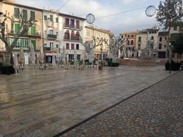 Estampa de la plaça.