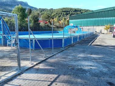 La pista exterior de Son Angelats disposa d'un nou tancat de dos metres i mig