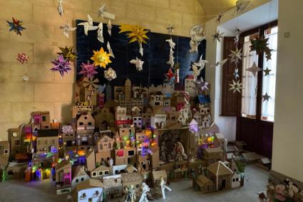 Imatge del betlem escolar d'Inca que promou el reciclatge de paper i cartó.