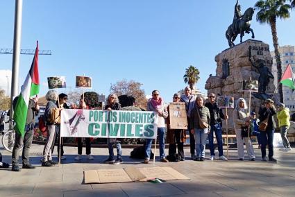 Desenes de persones s'ha concentrat aquest dissabte a la plaça d'Espanya de Palma per a evitar «una nova massacre» a Gaza.