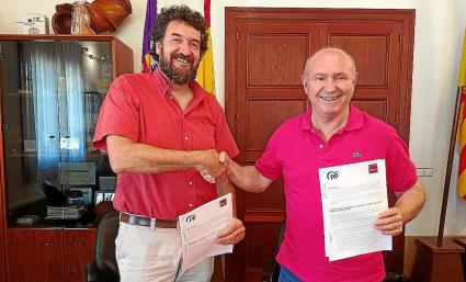 SOLLER. POLITICA MUNICIPAL. PP y Seny formalizan el pacto con 15 compromisos compartidos. SebastiÃ AguilÃ³ y Miquel Nadal, firm