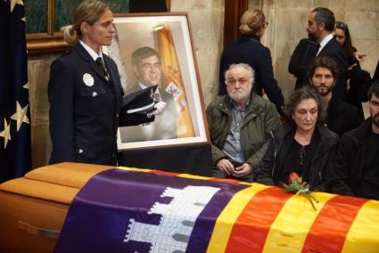 Imatge de la capella ardent amb el fèretre i una imatge de Francesc Antich.