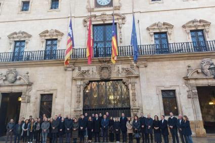 Imatge del minut de silenci en record de Francesc Antich celebrat aquest dissabte a l'Ajuntament de Palma.