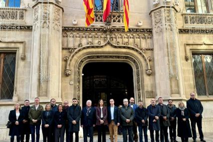 El president del Consell de Mallorca, juntament amb la resta de membres de la institució insular, han guardat un minut de silenci per la mort de Francesc Antich.