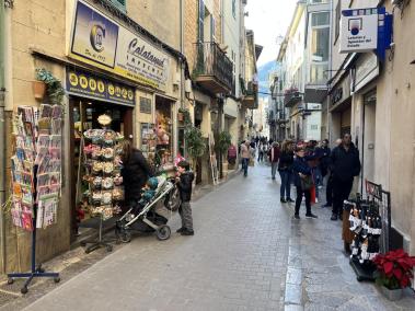 Els locals han acudit durant les festes al carrer de Sa Lluna a fer les tradicionals compres de Nadal.