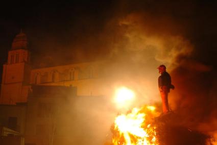 Imatge de l'encesa d'un fogueró a la localitat de Calvià.