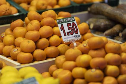 La targeta moneder permet a les famílies vulnerables comprar fruita i aliments frescos als supermercats.