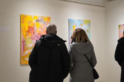 Imatge de la inauguració de l'exposició de Carlota Bauzá i Dolors Comas a Sa Refinadora de Marratxí.