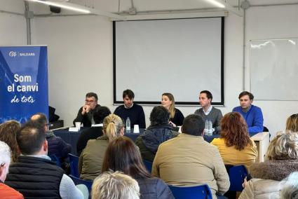 La presidenta Marga Prohens durant la reunió amb el comitè local del PP de Sineu.
