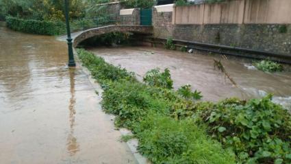 Educació suspèn les classes als centres educatius de la Serra per l'alerta de pluja
