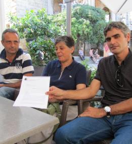 La proposta ha estat presentada per Miquel Gual (Entesa): Catalina esteva (PxS) i Josep Ll. Colom (PSOE) (tots tres a la foto) i així com les regidores d'aquest darerr partit Àgueda Quiñonero i Maria Cruz Enseñat. 