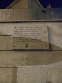 Operaris de Emaya han netejat la placa en honor d'Aurora Picornell i les Roges del Molinar.