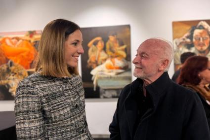 La consellera Antònia Roca i el pintor Portaolaya durant la inauguració de la mostra.
