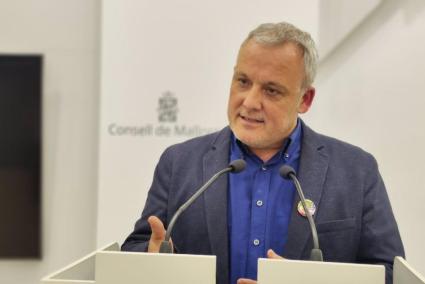 El portaveu de MÉS per Mallorca al Consell, Jaume Alzamora, ha demanat la destitució immediata del conseller de Turisme, Marcial Rodríguez.