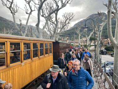 El primer viatge del tren duu a Sóller 200 turistes