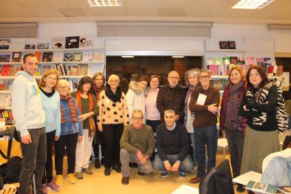 Imatge de presentació i tertúlia dedicada al llibre de sonets ‘Flòbies de cristall’ de la poeta i narradora Carme Bennàssar.