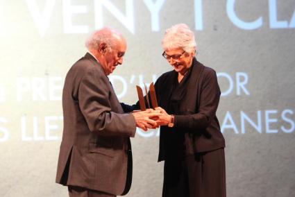 Joan Veny reivindica la unitat de la llengua en rebre el 47è Premi d'Honor de les Lletres Catalanes