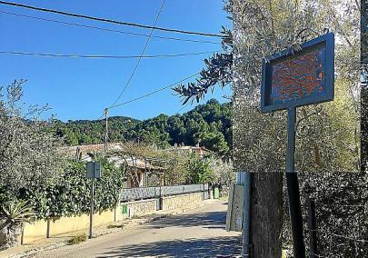 El carrer del Port i, en el requadre, el faristol anònim.