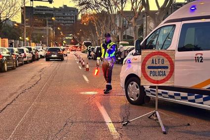 Imatge del control policia de trànsit al carrer Eusebi Estada de Palma.