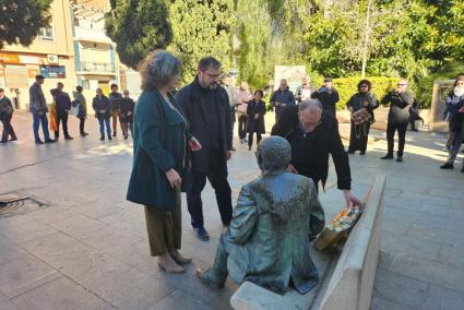Anna Oliver, Antoni Llabrés i Xavier Antich durant l'ofrena en homenatge a Vicent Andrés Estellés.