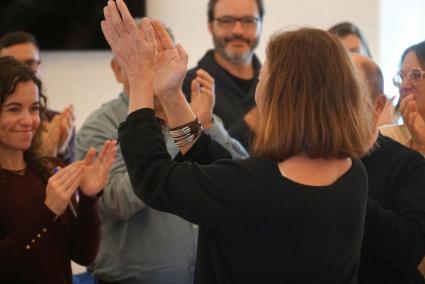 Francina Armengol, aplaudint al costat dels seus companys de partit, ha anunciat que optarà a la reelecció com a secretària general del PSIB-PSOE.