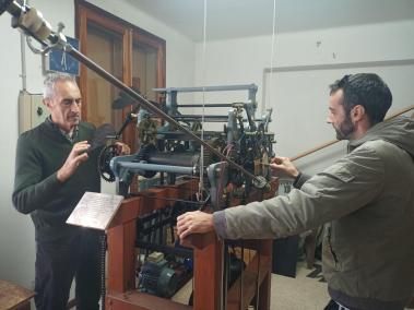 Toni i Biel Julià desmunten les peces del rellotge.