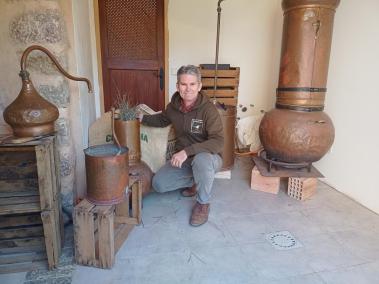 Joachim Pourqué al local on destil·la les essències.
