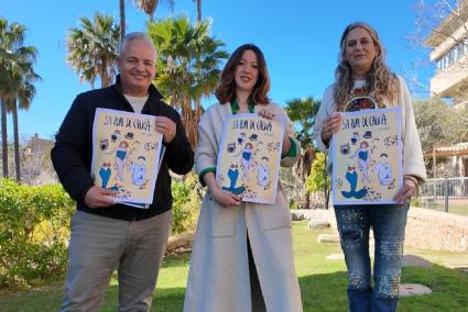 Imatge de l'artista i els representants municipals amb el cartell guanyador de Sa Rua.