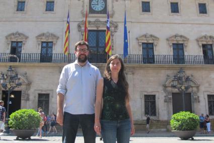 Antoni Noguera i Neus Truyol, aquest dimarts davant l'Ajuntament de Palma.