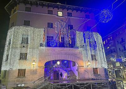 SOLLER - LâÃÃ´encesa dels llums de Nadal fa que Sââ¥ller entri ja en ambient de festes.
Els Xeremiers de Sââ¥ller fore