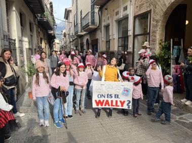 A l’escola de Ses Marjades, que encapçalà la desfilada, es disfressaren de ‘Wally’.