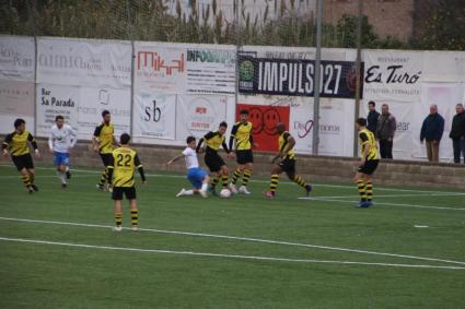 Moment en què Alcaraz posa el peu i fa el gol de l'empat. Foto: EVA SEGUÍ