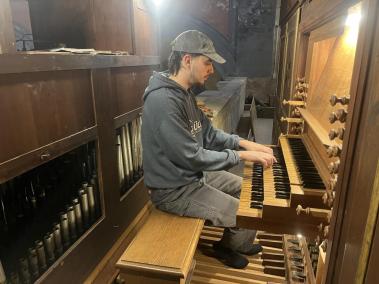 Pau Oliver Quetglas s’encarrega d’acompanyar amb l’orgue les celebracions de la Parròquia.