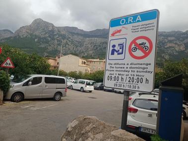 L'aparcament dels Estiradors amb el cartell que indica el nou horari.
