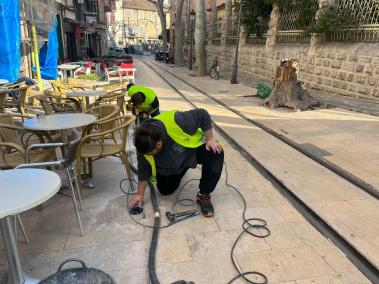 L'Ajuntament instal·la les balises per delimitar les vies del tramvia