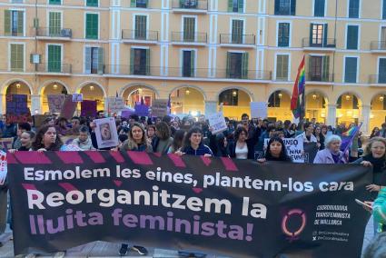 Imatge de la capçalera de la manifestació de la Coordinadora Transfeminista amb el lema ‘Esmolem les eines. Plantem cara'.