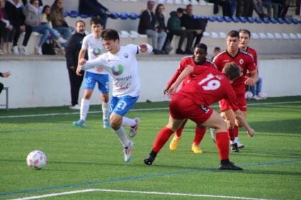 Toni Arrom marcà els dos gols que donaren la victòria front el Son Cladera. FOTO:EVA SEGUÍ