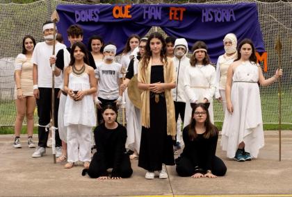 Els alumnes de l’Institut elegiren dones que han fet història.