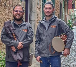 Xevi amb la xeremia i Narcís amb el tamborí i el flabiol.