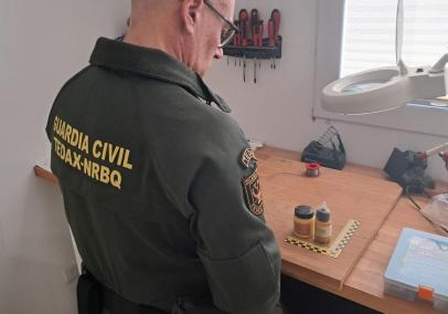 Un agent del cos especialitzat amb la substància.