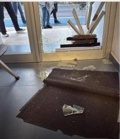 La porta del PAC rompuda per l'home.