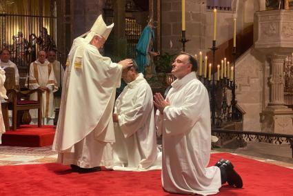 Moment de la imposició de mans sobre els dos nous diaques de Mallorca.