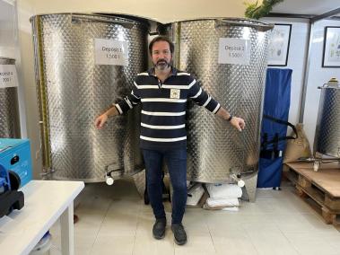 David García mostra els dos dipòsits amb els quals enguany han produït més de 3.000 botelles.