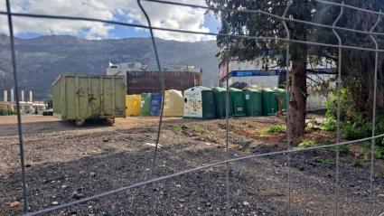 Al solar de Son Angelats s’hi guarden els contenidors de reciclatge.