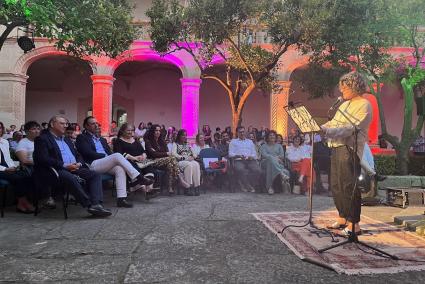 Imatge del moment del pregó de les Fires i Festes a càrrec de Catalina Julve Jaume.